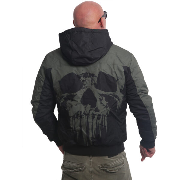 AKUZA Noggin Ultimate Winterjacke für Herren - Schwarz, wattiert und mit weichem Fleece gefüttert, 6 verschließbare Außentaschen, einstellbare Kapuze, YAKUZA Logostickereien auf Brust und Rücken, praktische Armtasche, Innentasche mit Kopfhörerausgang. Hol dir jetzt die perfekte Winterjacke!