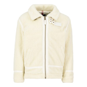 Winterjacke B3 Teddy in Off White der Marke Alpha Industries im Retro-Fliegerstil. Die Jacke hat einen Stehkragen, einen Reißverschluss und zwei seitliche Eingriffstaschen. Sie ist aus weichem Teddy-Stoff gefertigt und hat ein Innenfutter aus Polyester. Die Jacke kann auf der Website www.code69.de gekauft werden.
