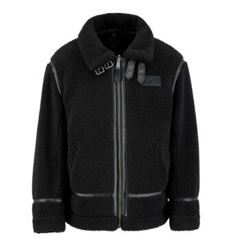 Winterjacke B3 Teddy in Black der Marke Alpha Industries im Retro-Fliegerstil. Die Jacke hat einen Stehkragen, einen Reißverschluss und zwei seitliche Eingriffstaschen. Sie ist aus weichem Teddy-Stoff gefertigt und hat ein Innenfutter aus Polyester. Die Jacke kann auf der Website www.code69.de gekauft werden.